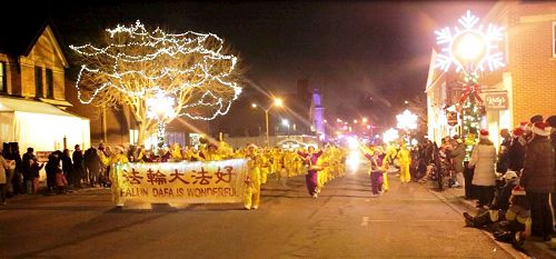 '图5:12月2日,腰鼓队参加Port Perry(市中心的港口佩里)的圣诞游行。'