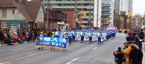 '图11:11月26日,天国乐团和腰鼓队参加了Weston(多伦多的温世顿区)的圣诞游行。'