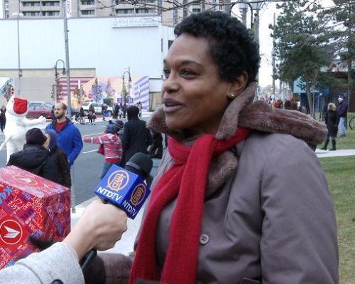 '图十四:在二十六日的Weston的圣诞游行中,住在游行经过的街道多年的Pamelia