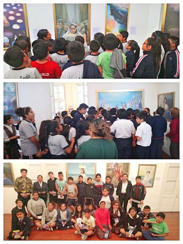 '图1:“真善忍国际艺术美展”在秘鲁首都利马市胡安帕拉德而理耶戈文化中心展出。蒙特罗贝尔纳利斯(Colegio Montero Bernales)学校有五个年级一百六十名学生前来参观画展。上图为该校四年级和五年级的学生在参观画展、留影。'