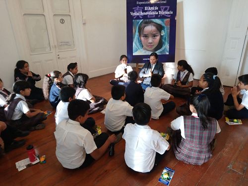 '图2:Colegio Montero Bernales学生观看画展后也要学打坐。'