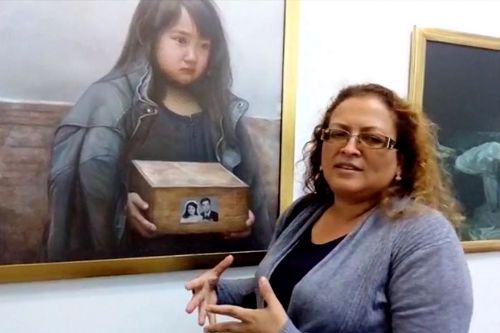 '图3:Colegio Tacna 艺术老师Patricia Mattos表示,画展作品的每个细节都触动人的心灵。'