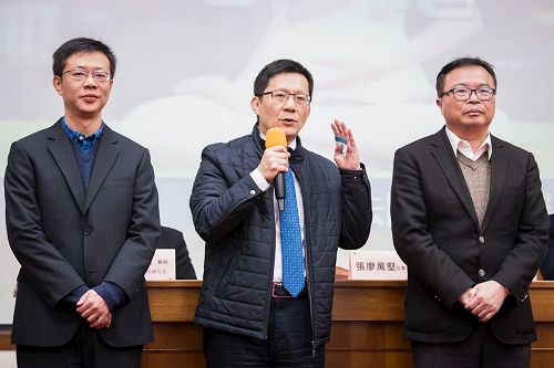 '图3:立法委员张宏陆(左一)、张廖万坚(左二)、洪宗熠(左三)参加纪录片《活摘》首映座谈会。'