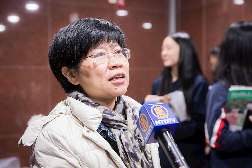'图5:大同高中陈老师带领全班到立院观看纪录片。'