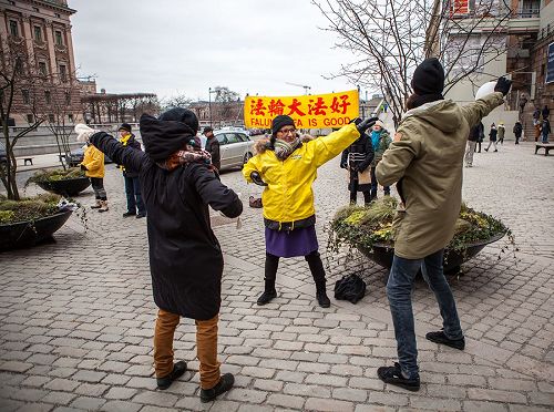 '图3,有缘人当场学炼法轮功。'