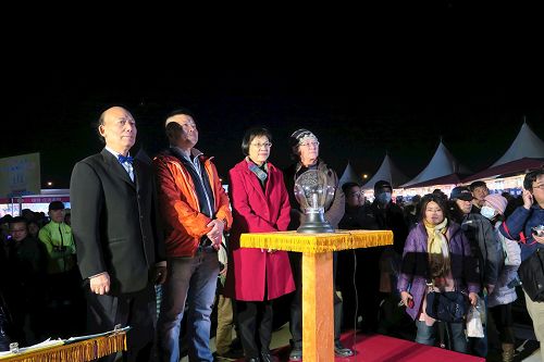 '图3:台湾法轮大法学会理事长张锦华(右二)、前立委李明宪(右一)参与法船花灯点灯仪式。'