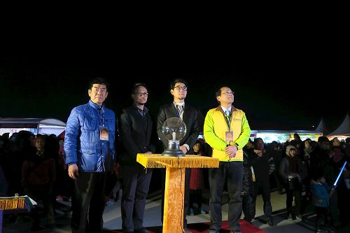 '图4:立委刘建国(右二)、云林县议员林建鸿(左一)、虎尾镇镇长林文彬(右一)专注观看法船花灯,等待为花灯点灯。'