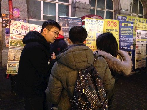'图2：二零一七年中国新年期间，一对华人青年在伦敦唐人街向法轮功学员了解真相并选择三<span