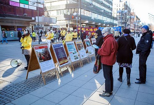 '图5:在南泰利耶市中心广场,民众观看展板,了解法轮功真相。'