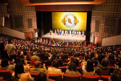 '图1:2017年2月16日下午,神韵纽约艺术团在台北国父纪念馆举行第三场演出,再次创下爆满票房。'