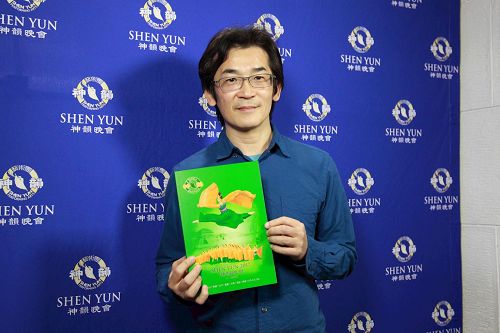 '图3:台湾知名导演魏德圣,二月十六日午间在台北二度欣赏神韵纽约团演出,赞赏神韵舞剧追寻古老智慧的根源,“找到现代人存在、生活的一个新价值。”'