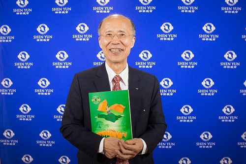 '图7:19日晚间,前外交部发言人的资深外交官吕庆龙观赏神韵后表示,从演出的节奏中体悟“平和”的重要。'