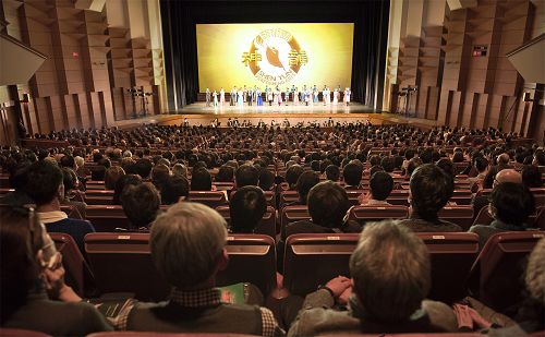 二零一七年一月三十日下午两点,美国神韵纽约艺术团于东京文京市民会馆演出结束谢幕盛况。