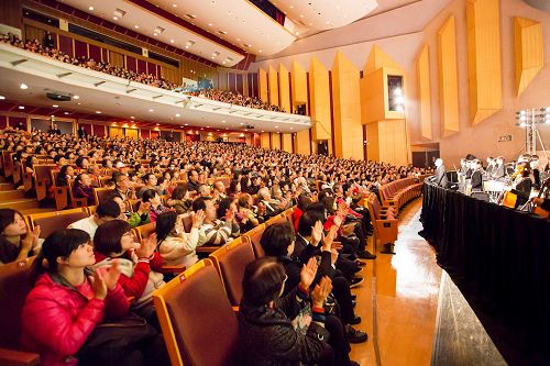 '图2:三月六日至七日于嘉义市政府文化局音乐厅演出三场,场场爆满。图为第三场爆满的盛况。'