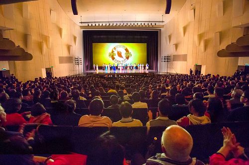'图3:三月九日至十二日于台南市文化中心演出五场,图为十日晚间爆满的盛况。'