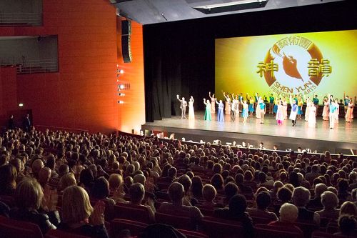 '图3:二零一七年三月十七、十八日,美国神韵世界艺术团在法国南部的千泉之城艾克斯市(Aix-en-Provence)大剧院的三场演出连连爆满。图为首场演出座无虚席的盛况。'