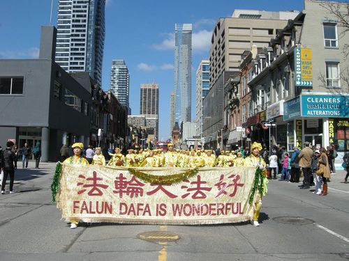 '图2:第三十届圣派翠克节大游行中的法轮大法代表队中的腰鼓队'