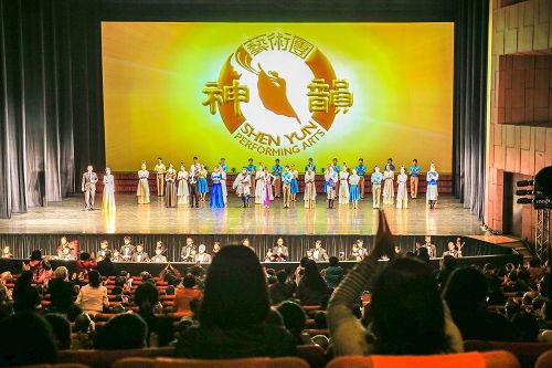'图3:三月二十一日,神韵艺术团在基隆市文化中心,进行巡演台湾最后一站的两场演出,全场爆满。当地许多知名人士慕名前来观赏。'
