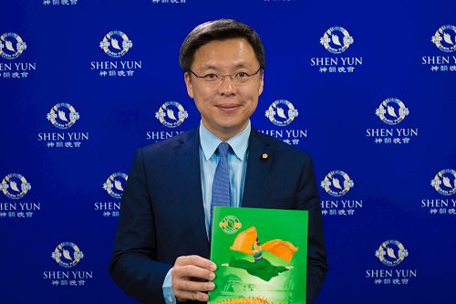 '图7:立法委员赵天麟十分推崇神韵,也赞助家扶基金会100多张门票邀请了很多市民朋友观赏神韵,他说:“神韵艺术性完美满分,我很感动!也很珍惜。”'