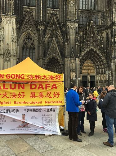 '图1~2:科隆大教堂门口不远处,是法轮功学员醒目的信息真相点'