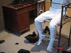 '酷刑演示:铐在椅子上'