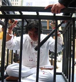 '酷刑演示:关铁笼子,不准睡觉'