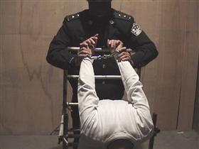 '酷刑演示:铁椅子'