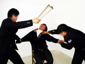 '酷刑演示:纸棍抽打'