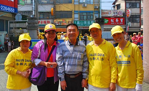 图1:梅山国小校长邱文岚(左二)和梅山乡乡长刘宏文(中)与法轮功学员合影,欢迎法轮功学员参加梅山国小创校一百一十周年校庆踩街。