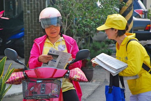 图4-5:法轮功学员向沿途乡民介绍法轮功真相。