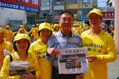 图6:梅山乡乡长刘宏文与法轮功学员合影