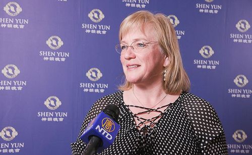 '图4:四月八日,瑞士古典音乐家朱莉娅·海瑞克(Julia Heirich)观看了神韵世界艺术团在瑞士的日内瓦BFM剧院的第二场演出。'