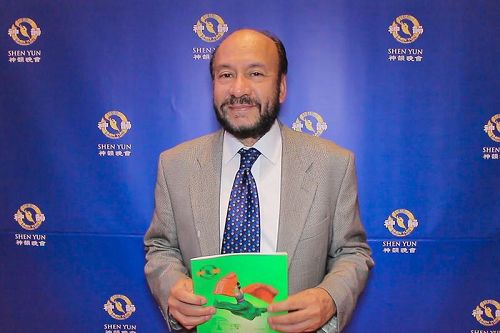 '图9:哥伦比亚国会参议员阿尔弗雷多·拉海尔·苏阿雷荷(Alfredo Rangel Suárez)观看了四月九日晚在首都波哥大的神韵演出'