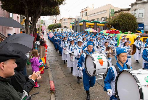 '图3:easter parade2 法轮功天国乐团受欢迎'