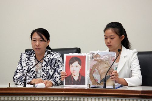 '图2:当迟丽华十四岁的女儿徐鑫洋拿出两张她爸爸徐大为的照片时,现场几乎所有人都动容落泪。照片中的徐大为曾是一个健康英俊的年轻人,遭受迫害后,他骨瘦如柴,遍体鳞伤。'