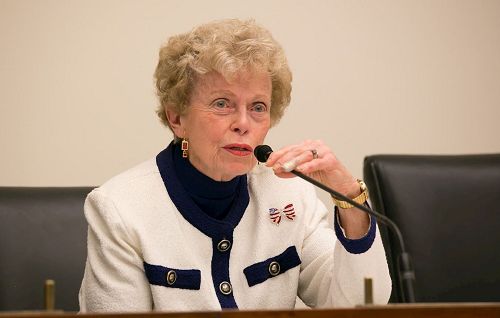 '图3:美国国务院前助理国务卿艾伦·索尔布雷(Ellen Sauerbrey)大使在听完法轮功学员的遭遇之后,感到非常震惊。'
