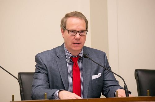 '图4:美国国会众议院外交事务委员会人权小组委员会及美国国会及行政当局中国委员会主席史密斯议员(Chris Smith)的助手弗里普斯(Scott Flipse)在研讨会上说:“强行拘押必须停止。诽谤必须停止。酷刑必须停止。”'