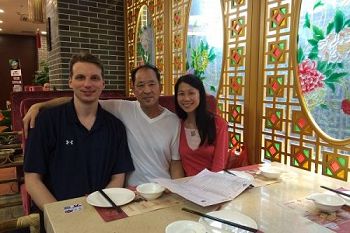 '王晓丹(右)18岁离开父亲王治文(中),18年后的2016年才与父亲在中国重逢,可是幸福是那么短暂。左一为王晓丹的丈夫杰夫。(王晓丹提供)'
