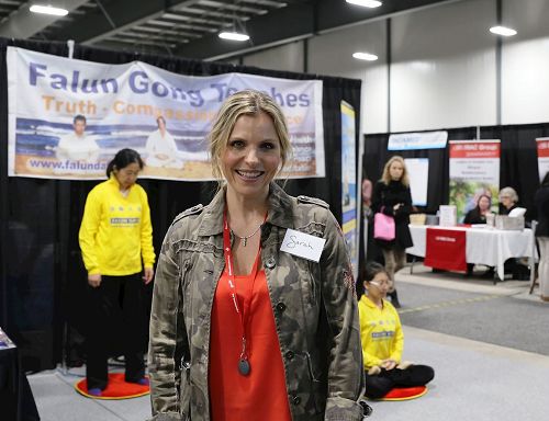 '图5:会展协调人之一Sarah Roberts女士接受采访时说:“法轮大法功法的展示绝对美好。”'