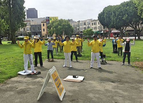 '图1~3:纪念“四二五”十八周年,旧金山湾区的法轮功学员于二零一七年四月二十二日和二十三日,在旧金山的中国城和多个公园和旅游景点集体炼功,让更多的当地民众和游客了解法轮功的真相。'