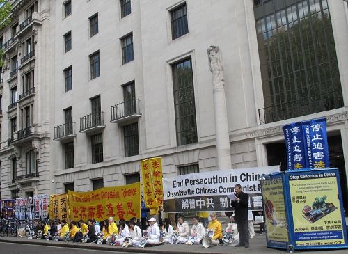 '图1:二零一七年四月二十二日,英国法轮功学员在伦敦中使馆前集会纪念 “四·二五”,呼吁停止迫害'