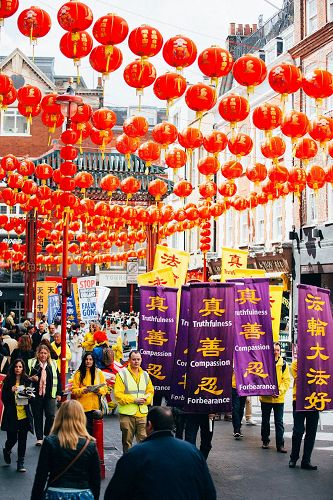 '图5:二零一七年四月二十二日,英国法轮功学员反迫害游行队伍两次环绕伦敦唐人街'