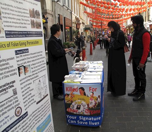 '图8:二零一七年四月二十二日,英国法轮功学员继续在唐人街展示法轮功真相、征签反迫害'