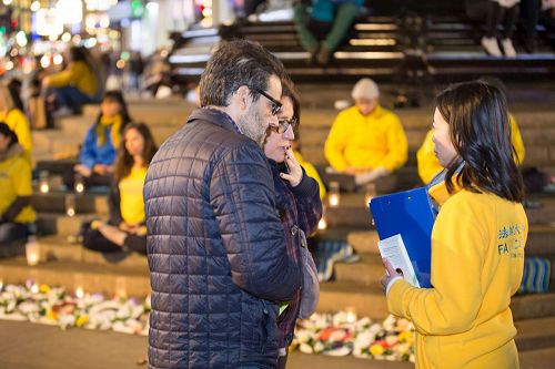 '图9~10:二零一七年四月二十二日下午至夜间十一点,英国法轮功学员在伦敦著名地标之一皮卡迪利广场(Piccadilly Circus)展示功法、讲真相、反迫害征签和烛光守夜'