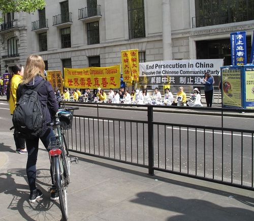'图12:二零一七年四月二十二日,在英国读书的丹麦女孩在伦敦中使馆前聆听法轮功学员的新闻发布会'