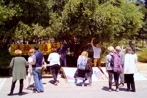 '图1~2:在希腊著名旅游景点Acropolis,游人驻足了解法轮功真相'