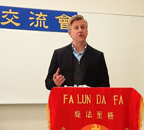 '图:在埃德蒙顿法轮大法修炼心得交流会上,西人学员分享修炼体会'