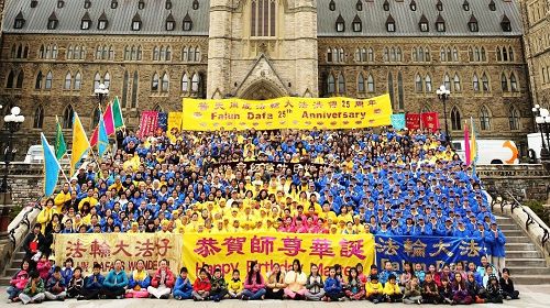 '图1:五月九日,来自大多伦多、蒙特利尔、渥太华、魁北克等城市的加拿大东部的部份法轮功学员汇聚在加拿大首都渥太华国会山前恭祝师父生日快乐!'