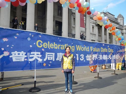 '图2:学炼法轮功一年多的黄女士脸上绽放着轻松幸福的笑容,看起来健康开朗。她说:“我从心底里感谢师父!”'