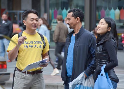 图3:法轮功学员向民众讲述法轮功的真相。